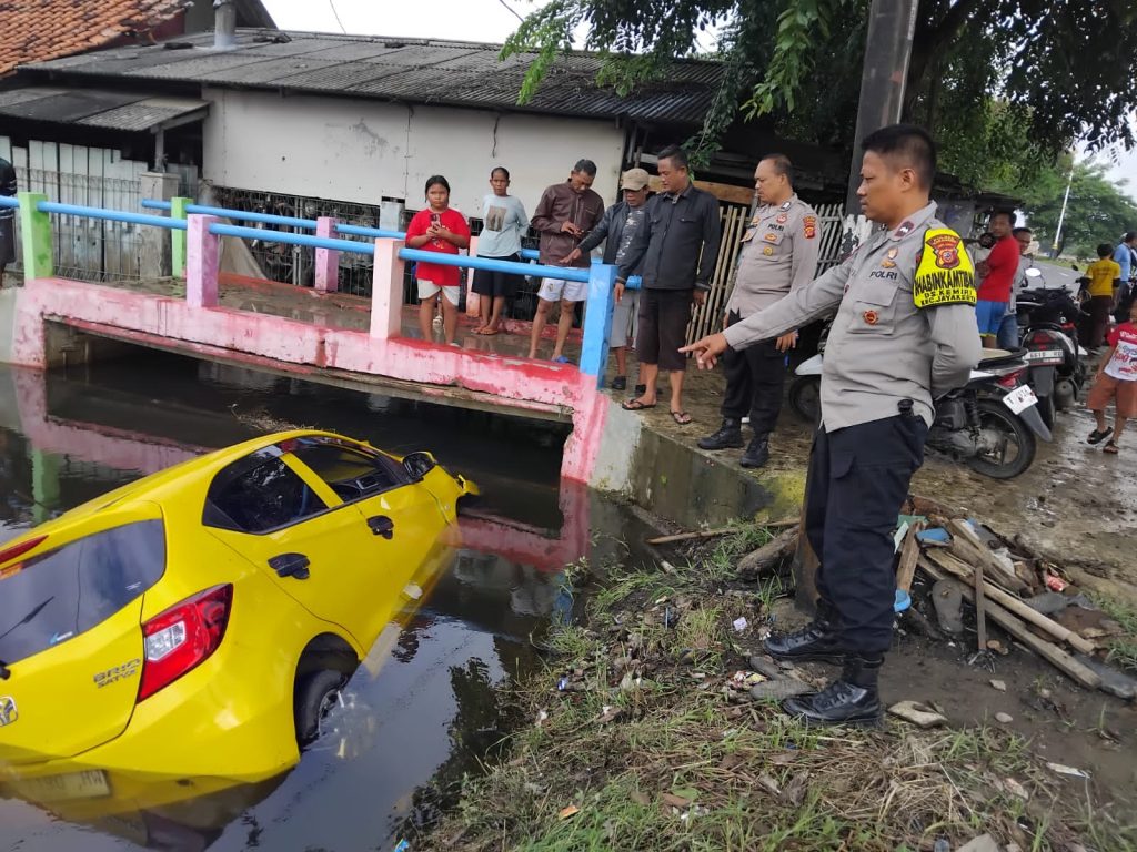 Oknum Polisi Tabrak Lari Pengendara Motor, Mobil Terperosok ke Kali