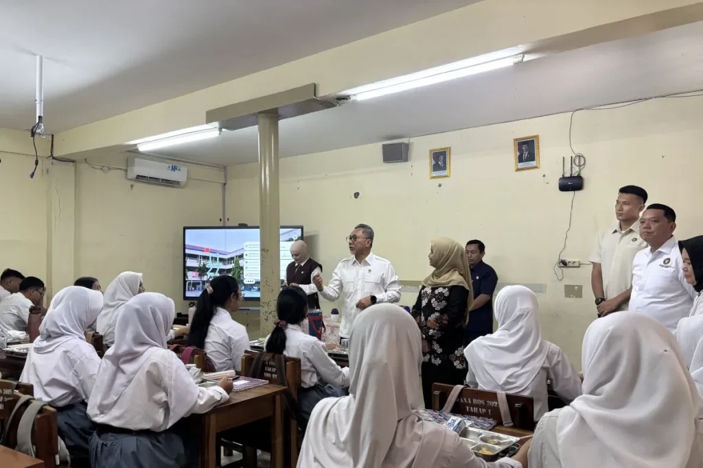 Menko Pangan Kunjungi SPPG Polri dan Sejumlah Sekolah di Jakut