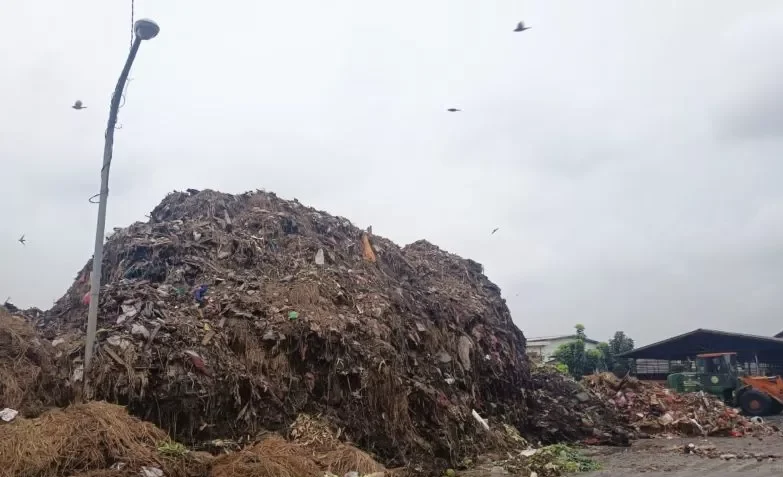 Gunung Sampah Pasar Induk Kramat Jati Picu Keluhan Warga
