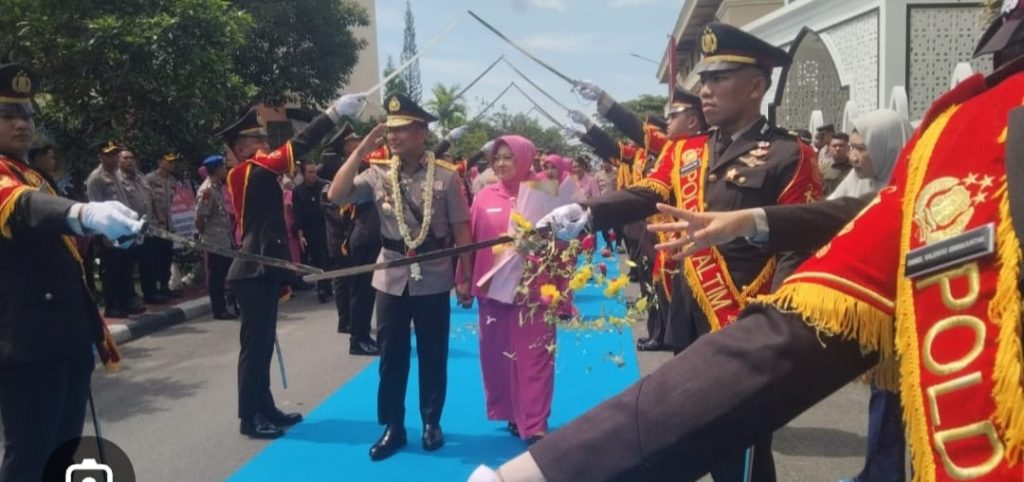 Polda Kaltim Gelar Tradisi Pedang Pora Lepas Wakapolda Sabilul Alif