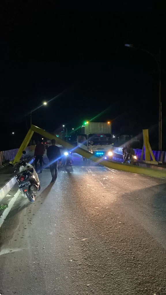 Beberapa Jam Usai Dipasang, Portal Jembatan Mahakam Ulu Ditabrak Truk