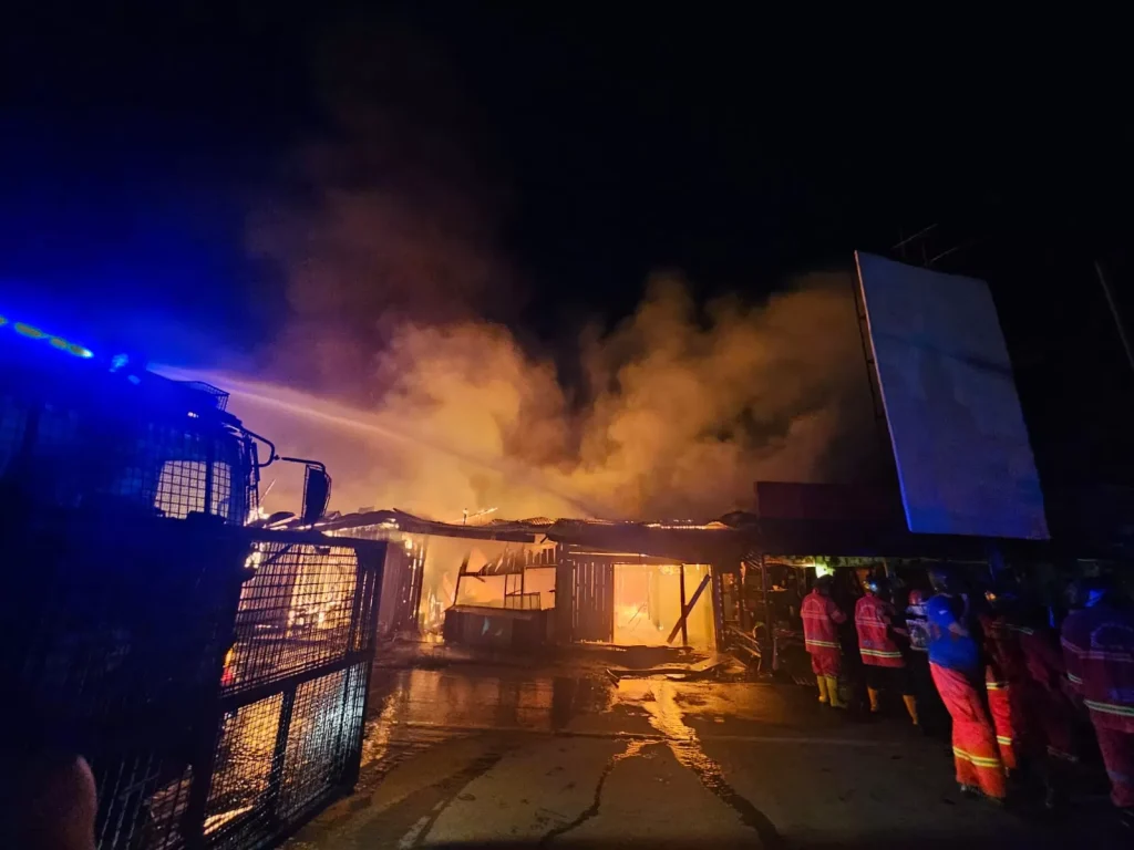 Kebakaran Hebat Hanguskan 11 Kios di Tanjung Selor