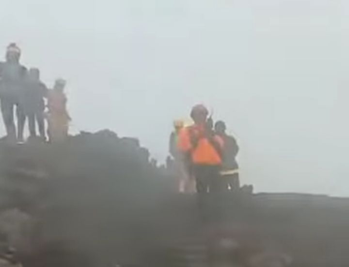 Evakuasi Jenazah Pendaki Gunung Slamet Dilakukan Secara Estafet