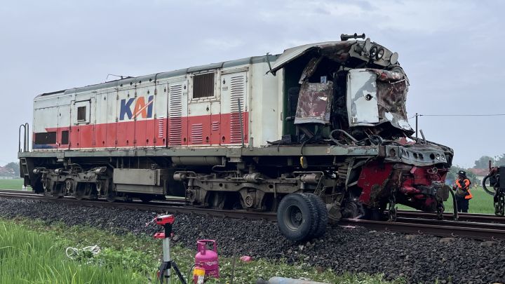 KA Menoreh Tabrak Truk Air di Cirebon, Lokomotif Anjlok