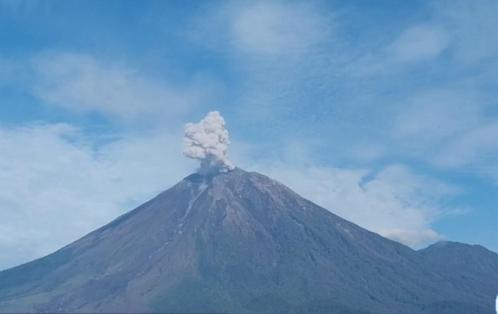Gunung Semeru Erupsi, Kolom Abu Capai 700 Meter