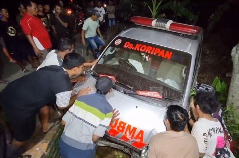 Ambulans Desa Kecelakaan di Ponorogo, Tabrak Pagar Warga