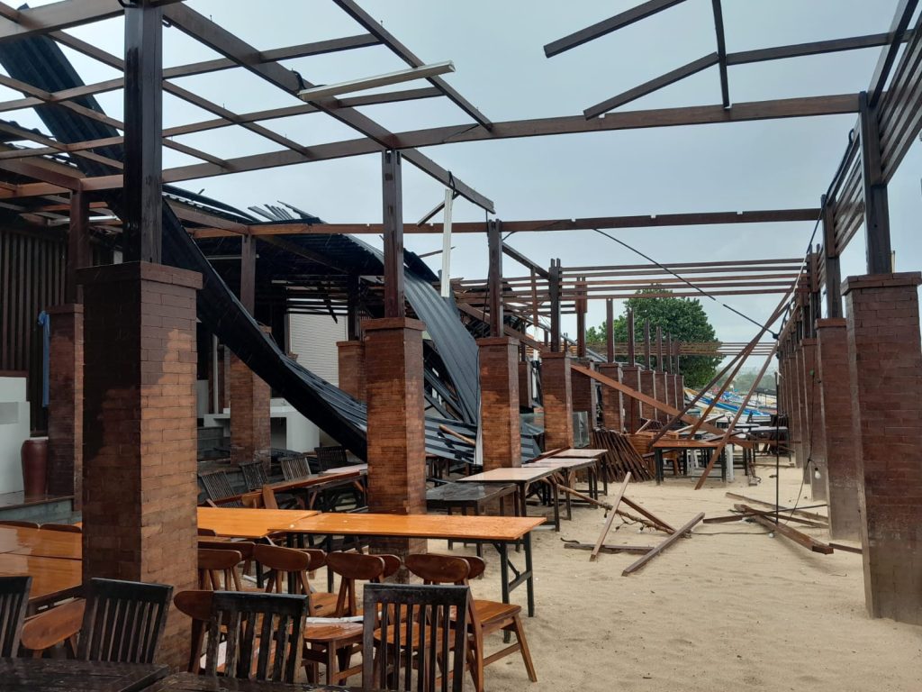 Angin Kencang Rusak 6 Kafe di Pantai Jimbaran Bali