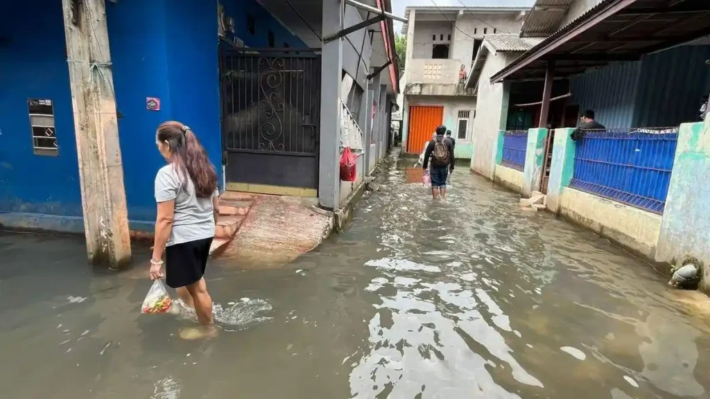 Update Banjir Jakarta Jumat Pagi: Puluhan RT Masih Terendam