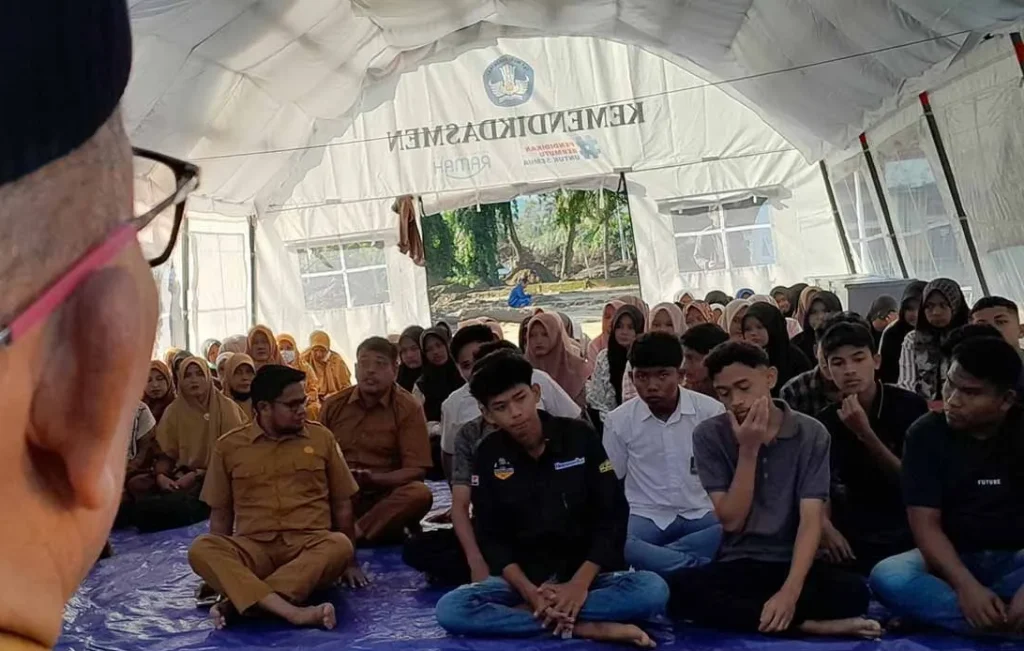 Sekolah Tertimbun Lumpur, Siswa SMA di Pidie Jaya Belajar di Tenda