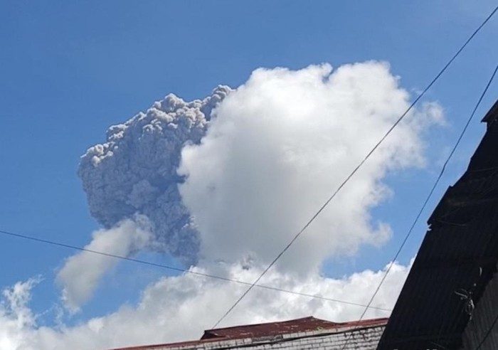 Erupsi Gunung Marapi Semburkan Abu 1.600 Meter, Status Masih Waspada