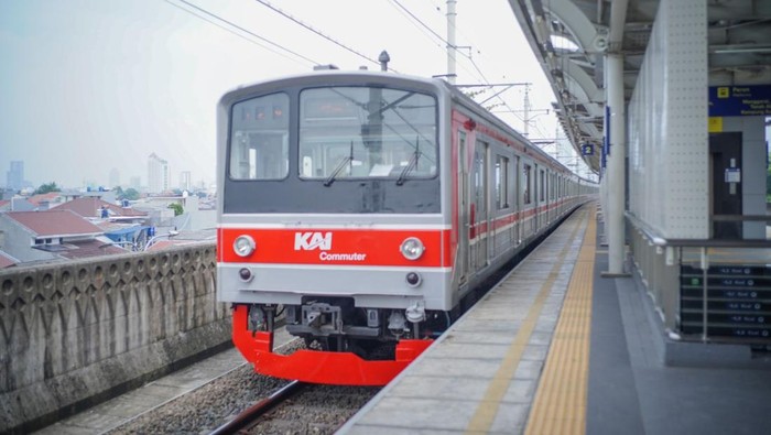 Genangan Air Hambat Perjalanan KRL di Lintas Angke–Kampung Bandan