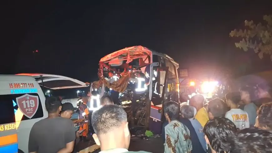 Bus Tabrak Truk di Tol Magetan, Puluhan Penumpang Luka