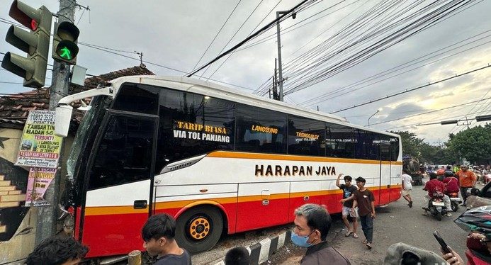 Bus Harapan Jaya Tabrak Kendaraan dan Rumah di Kediri