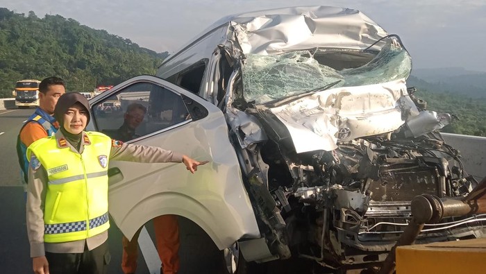 Hiace Tabrak Truk di Tol Semarang–Solo, Satu Penumpang Tewas