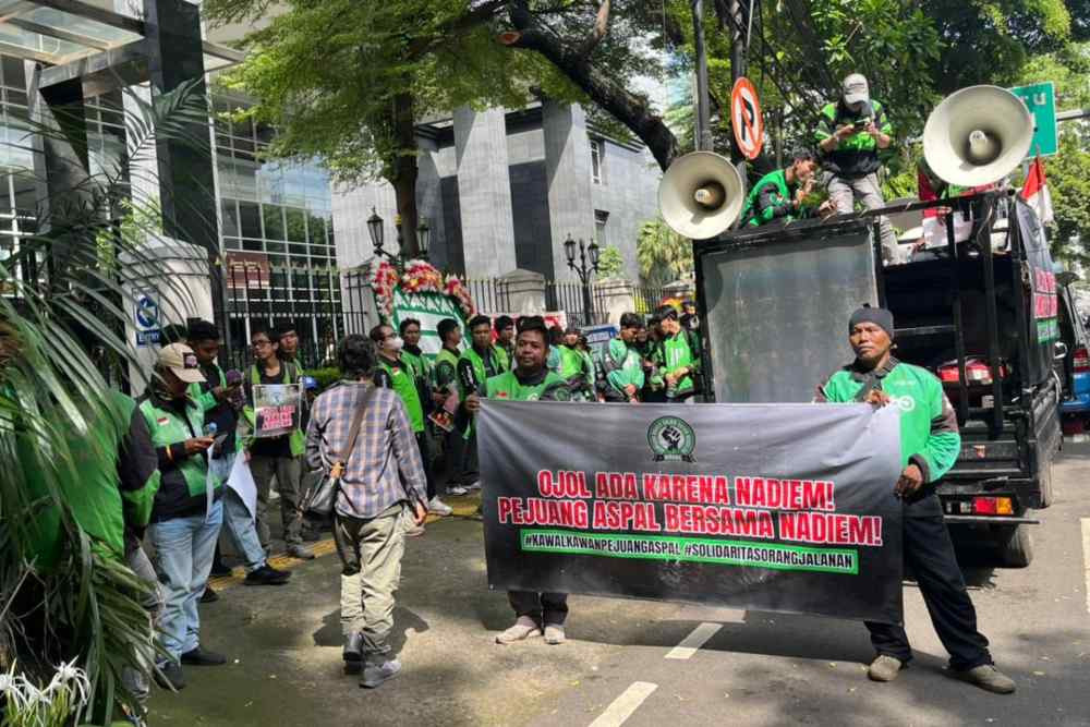Driver Ojol Suarakan Dukungan untuk Nadiem di PN Jakarta Pusat