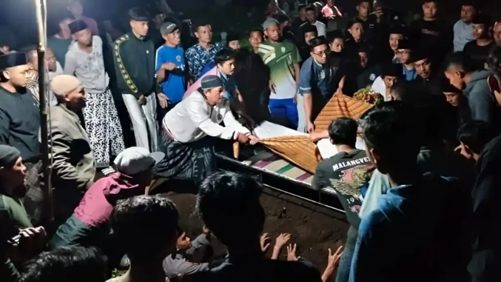 Ratusan Suporter Antar Kuncoro ke Peristirahatan Terakhir