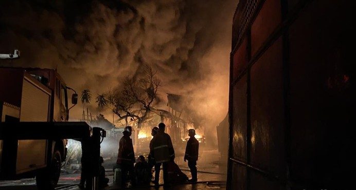 Kebakaran Pabrik di Medan Deli Belum Padam Hingga Dini Hari