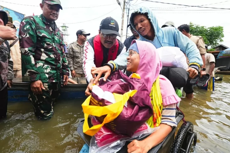 Gus Ipul Tinjau Pengungsian Korban Banjir di Banjar