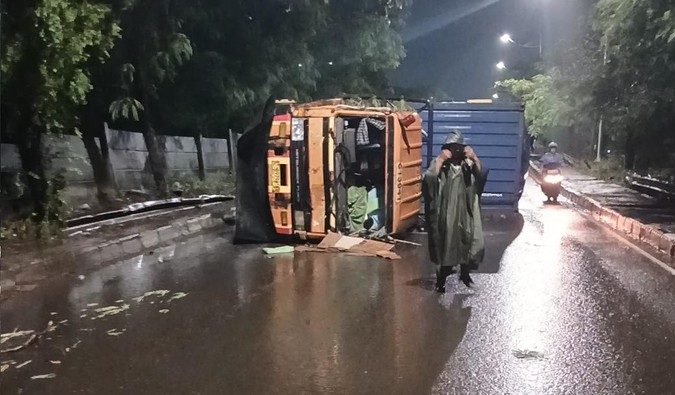 Truk Kontainer Terguling di Cilincing, Akses ke Cakung Tersendat