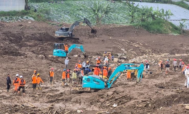 Tim SAR Evakuasi 4 Kantong Jenazah Korban Longsor Cisarua Pagi Ini