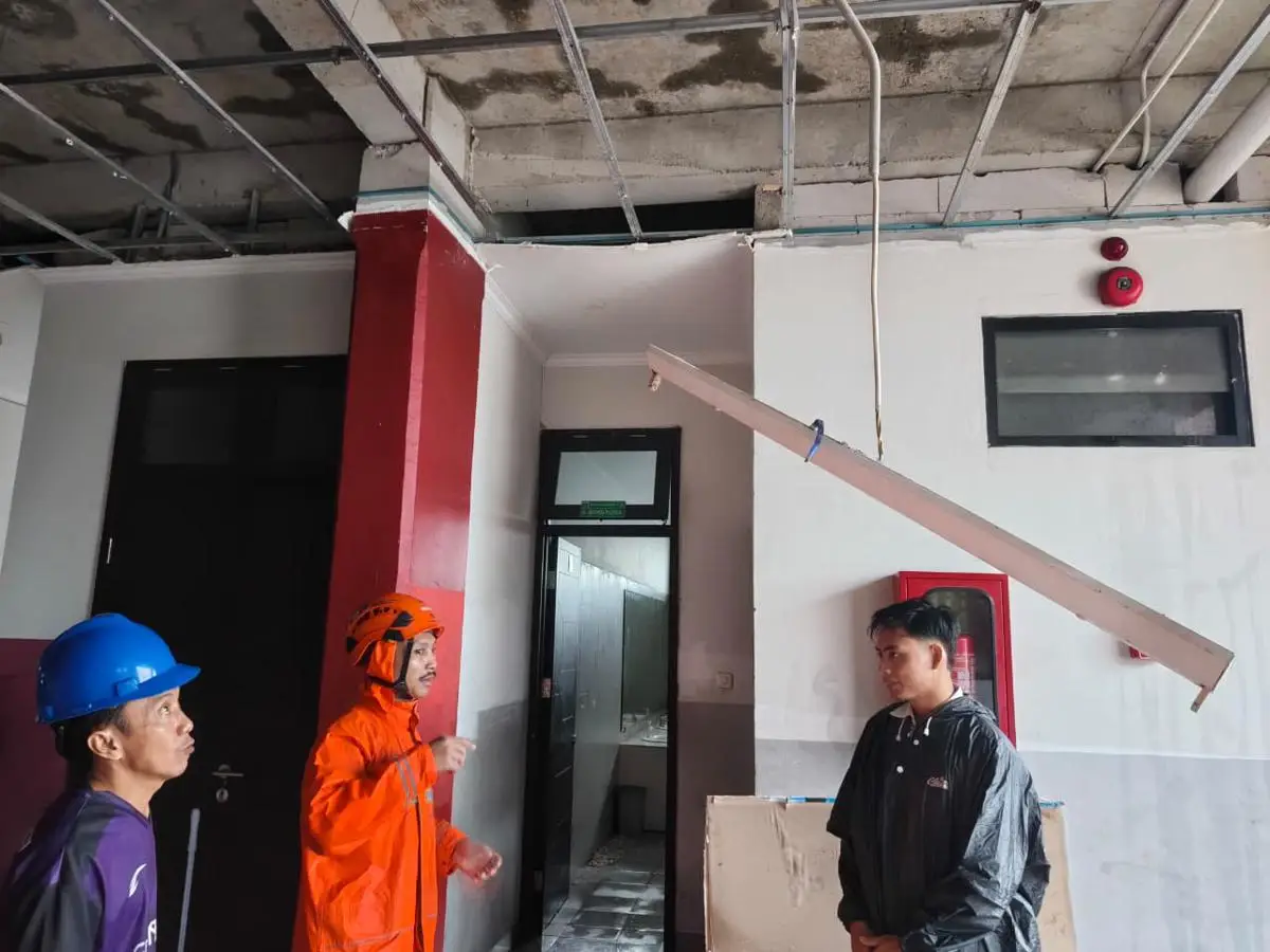 Plafon Bangunan SDN 05 Pademangan Timur Roboh Usai Diguyur Hujan Deras