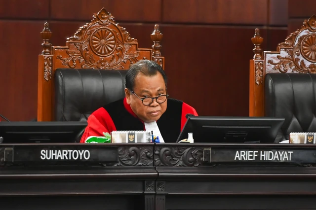 MK Gelar Wisuda Purnabakti Arief Hidayat