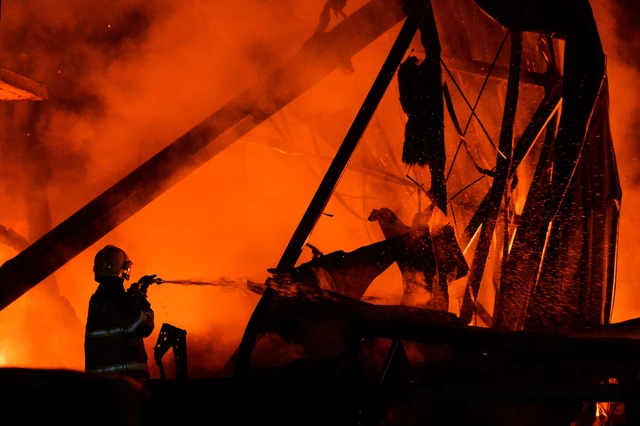 Kebakaran Hebat Landa Pabrik Cat di Tangerang