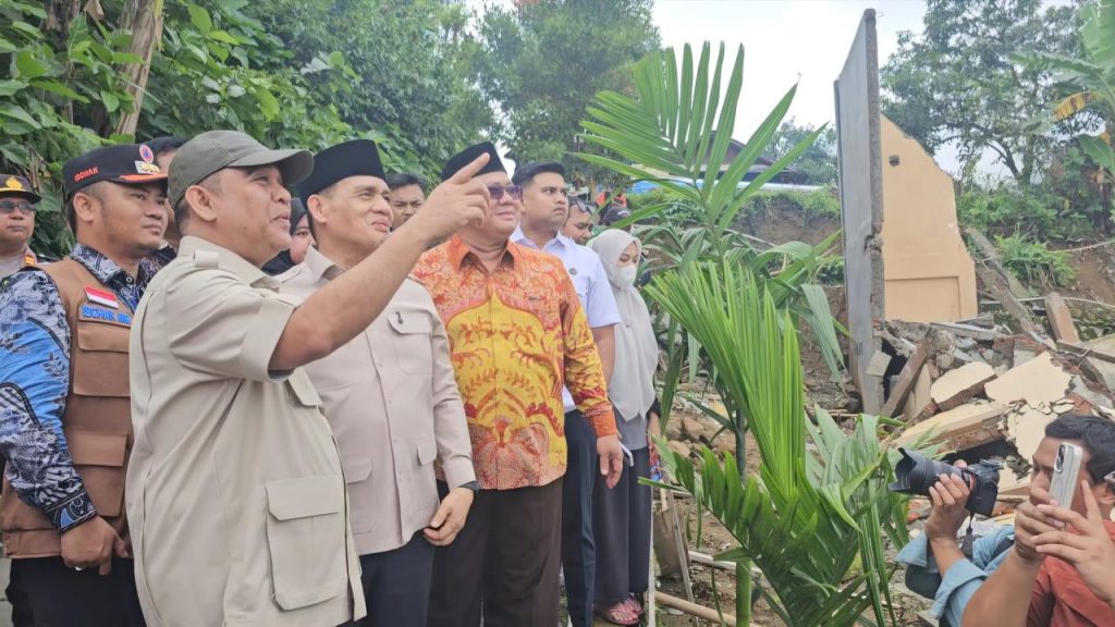 Ketua MPR Tinjau Dampak Tanah Bergerak di Padasari Tegal
