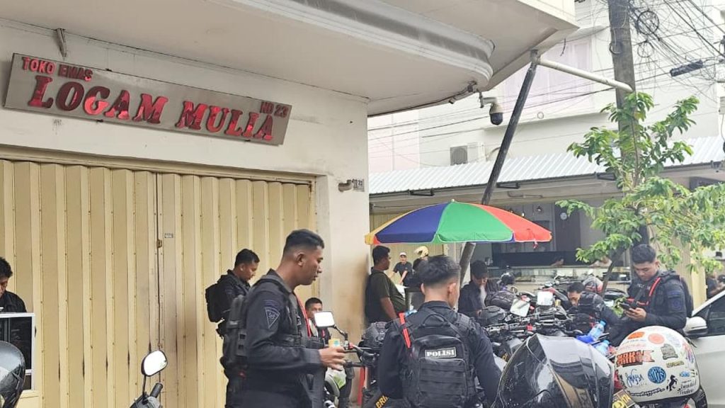 Emak-emak Nekat Bakar Toko Emas, Gasak Perhiasan Rp 2 Miliar