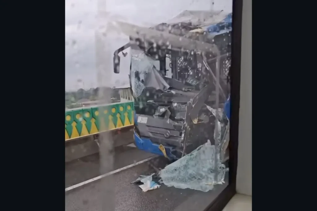 Dua Bus Transjakarta Tabrakan di Koridor 13 Cipulir