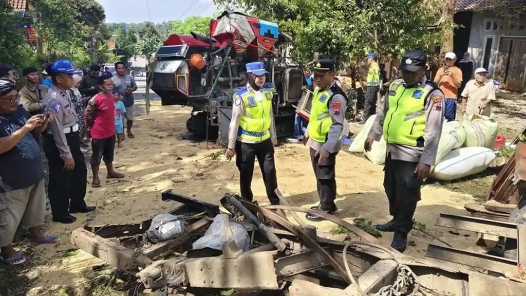 Truk Towing Hantam Tebing di Turunan Muria Kremranjen, 2 Orang Tewas