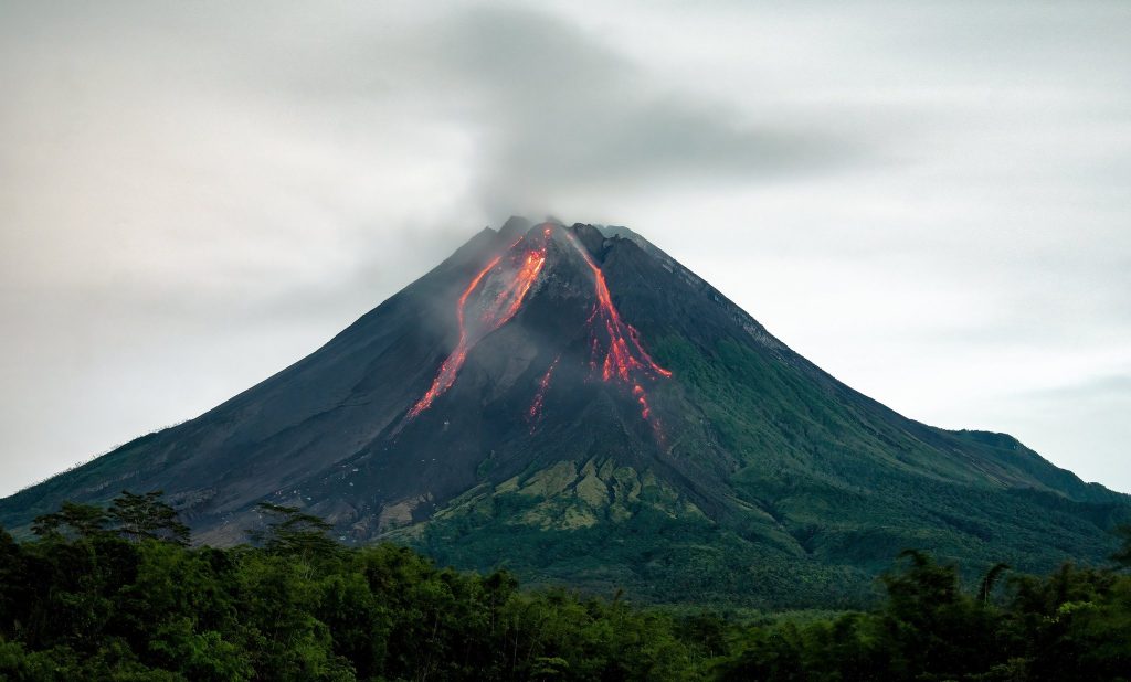 Merapi Luncurkan Lava Pijar 13 Kali, Jarak Capai 1,8 Kilometer