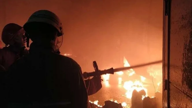 Ruang Kantor Minimarket di Duren Sawit Terbakar