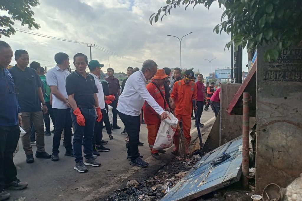 Jalan Raya Serpong Bersih Saat Menteri LH dan Walkot Tangsel Turun Langsung