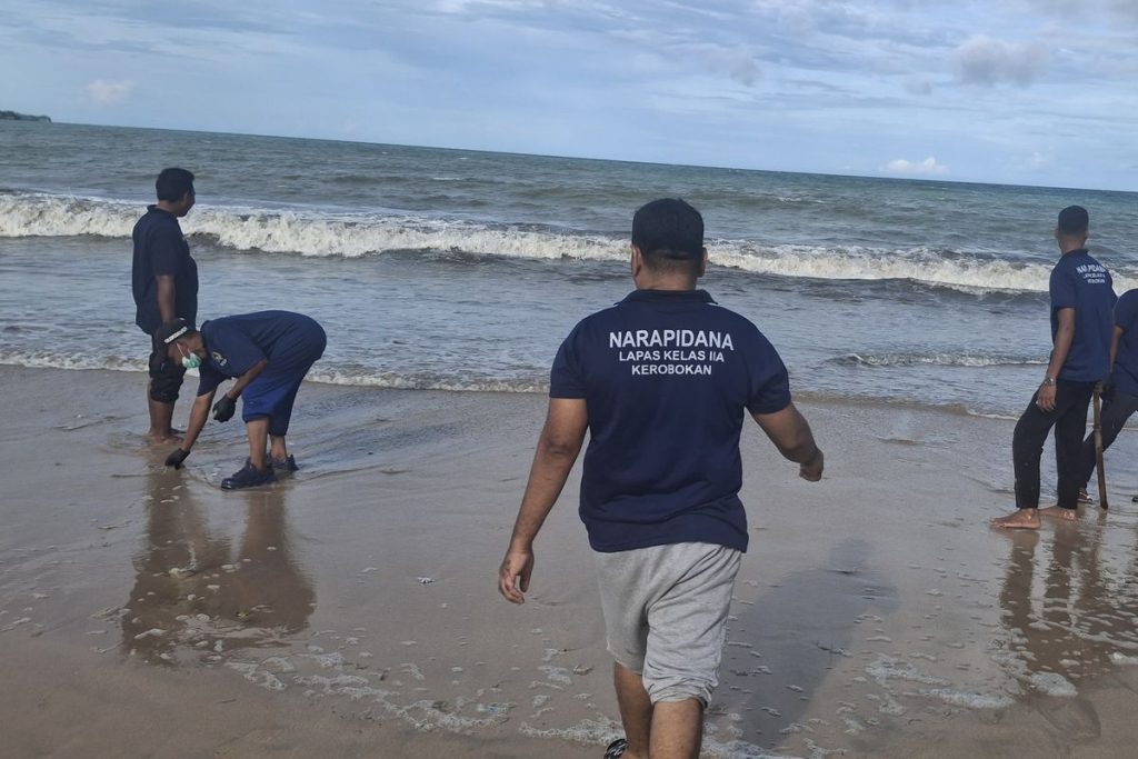 Aksi Bersih Pantai di Bali Libatkan Menteri hingga Narapidana