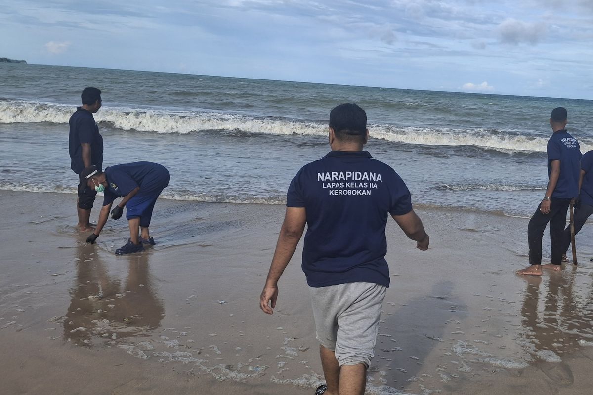 Aksi Bersih Pantai di Bali Libatkan Menteri hingga Narapidana