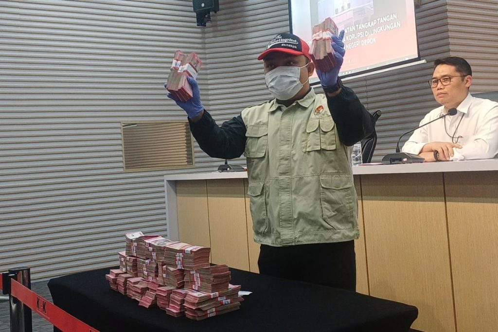 OTT PN Depok, KPK Sita Uang Rp850 Juta dalam Tas Ransel