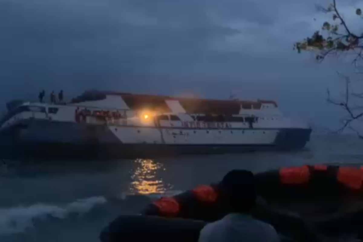 KM Intim Teratai Karam di Perairan Pulau Makian