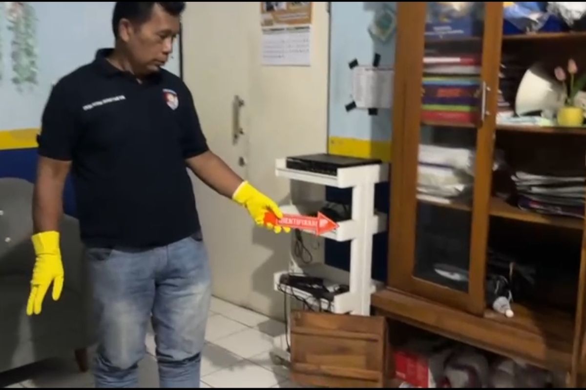 SDN Karadenan 01 Dibobol Maling, Puluhan Perangkat Elektronik Raib