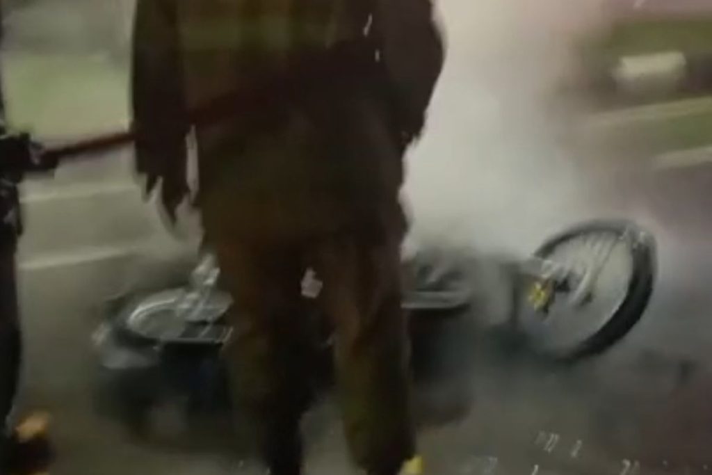 Motor RX King Tabrak Ambulans hingga Terbakar, Pengendara Melarikan Diri