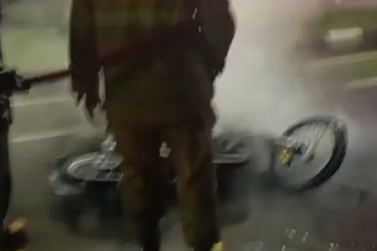 Motor RX King Tabrak Ambulans hingga Terbakar, Pengendara Melarikan Diri