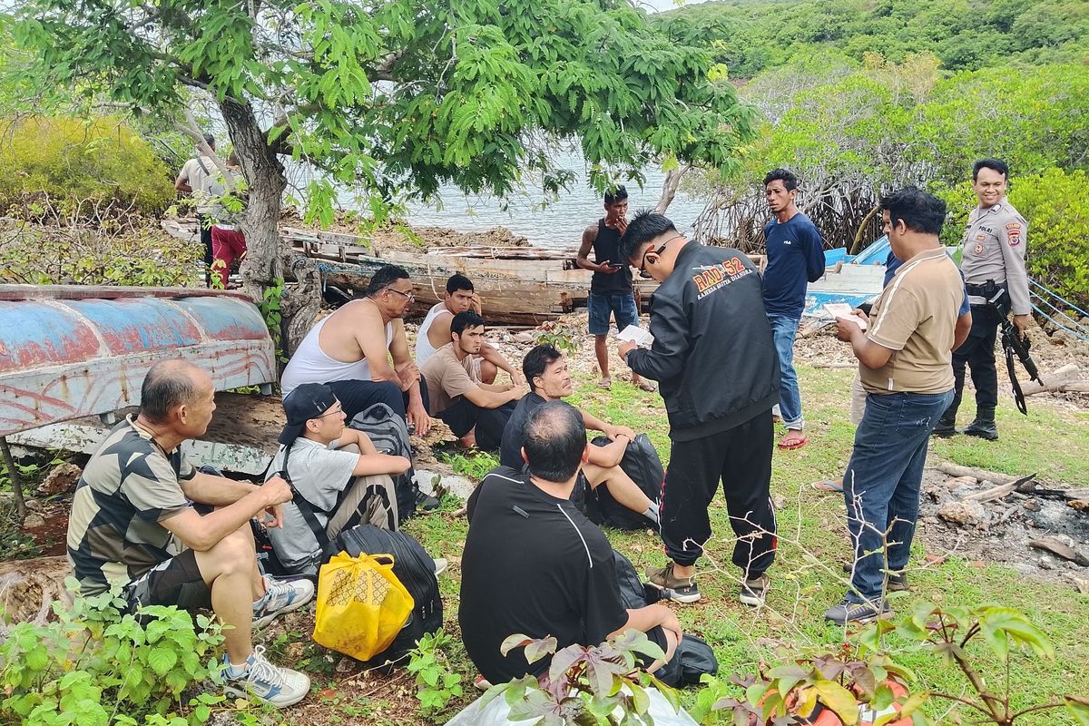 Kapal Terdampar di Rote Ndao, Tujuh WNA Diamankan Polisi
