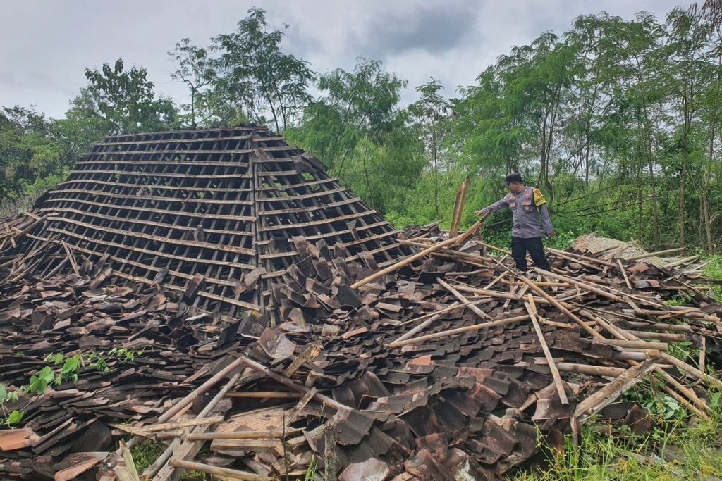 Rumah Tua di Gunungkidul Roboh, Lansia yang Tinggal Sendiri Tertimpa