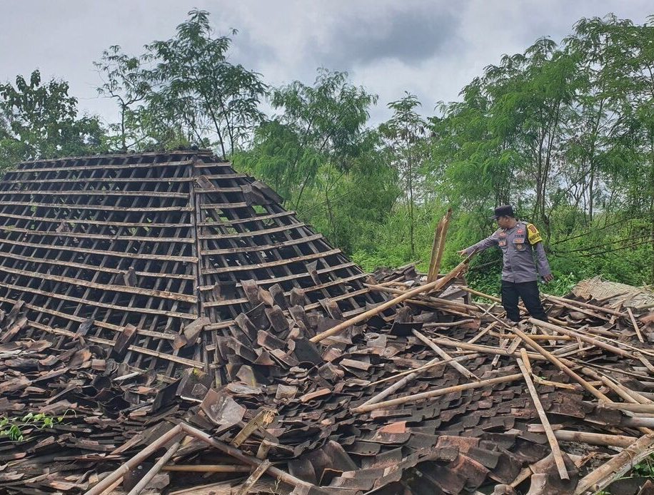 Rumah Tua di Gunungkidul Roboh, Lansia yang Tinggal Sendiri Tertimpa