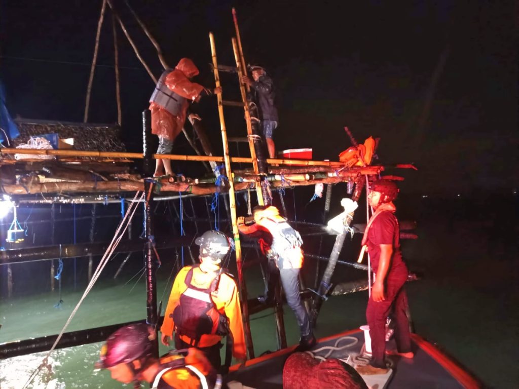 Tim SAR Balikpapan Evakuasi 12 Pemancing Terjebak Cuaca Ekstrem di Lamaru