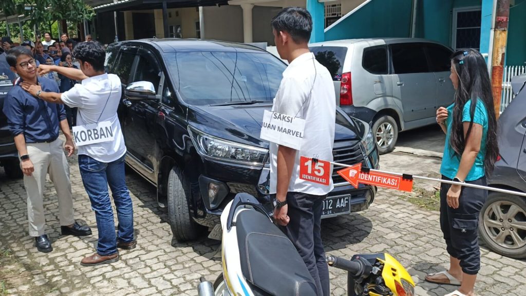 Rekonstruksi Kasus Penganiayaan, Tersangka Tunjukkan Adegan Pukulan