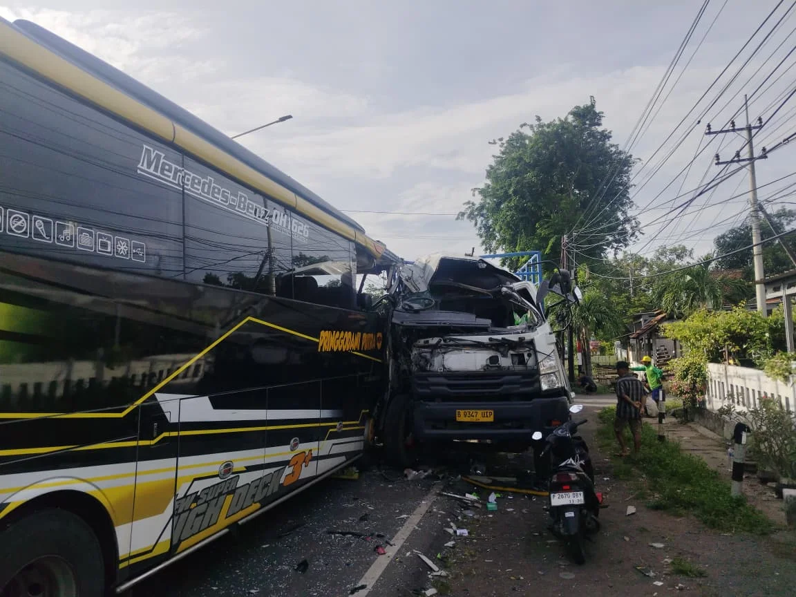 Bus Pariwisata dan Truk Fuso Bertabrakan di Banyuwangi, Sopir Truk Tewas