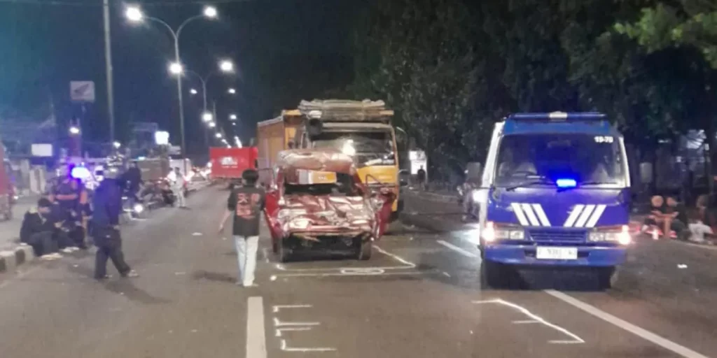 Empat Kendaraan Terlibat Tabrakan Beruntun di Bandung