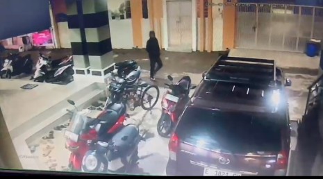 Aksi Pencurian Motor Terjadi Saat Salat Magrib di Masjid Cirebon