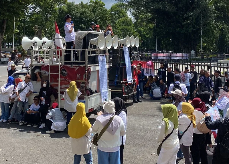 Buruh Tambang Desak Kepastian Kebijakan Pemprov Jabar di Gedung Sate